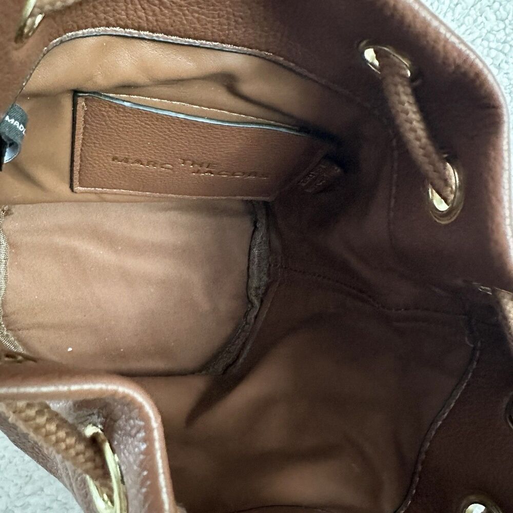 The Bucket Marc Jacobs Full Grain Leather Brown Compact Purse Bag - Picture 4 of 8